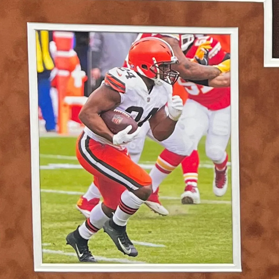 Nick Chubb Signed Cleveland Brown Custom Double-Suede Framed football Jersey (Beckett)