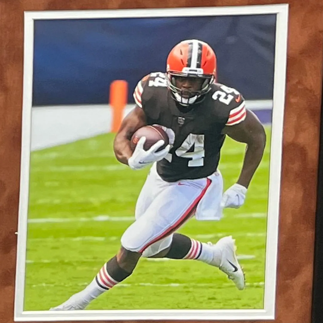 Nick Chubb Signed Cleveland Brown Custom Double-Suede Framed football Jersey (Beckett)